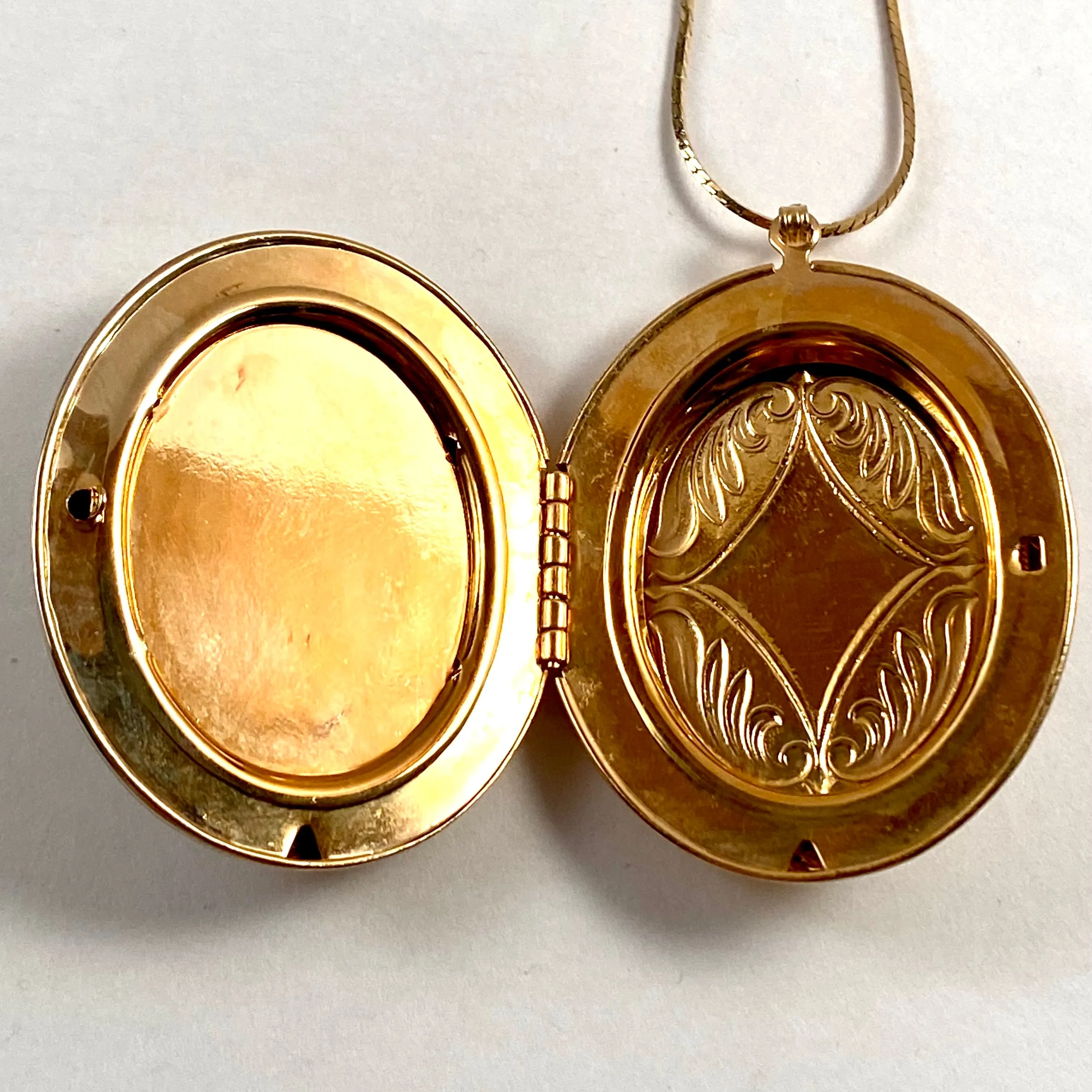 Late 70s/ Early 80s Locket Pendant Necklace