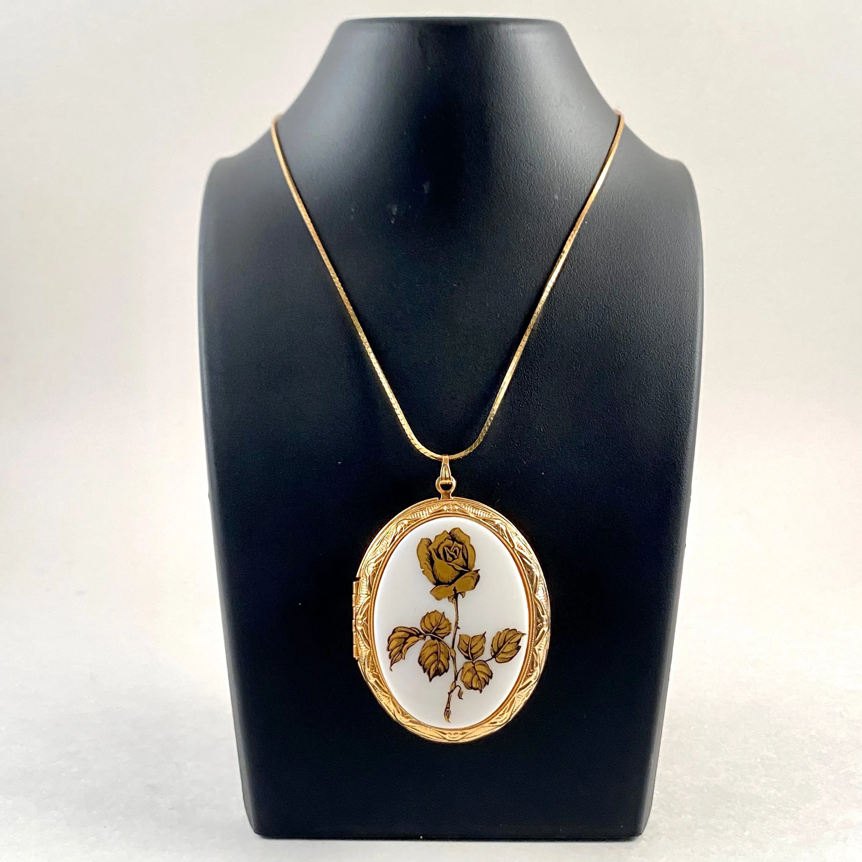 Late 70s/ Early 80s Locket Pendant Necklace